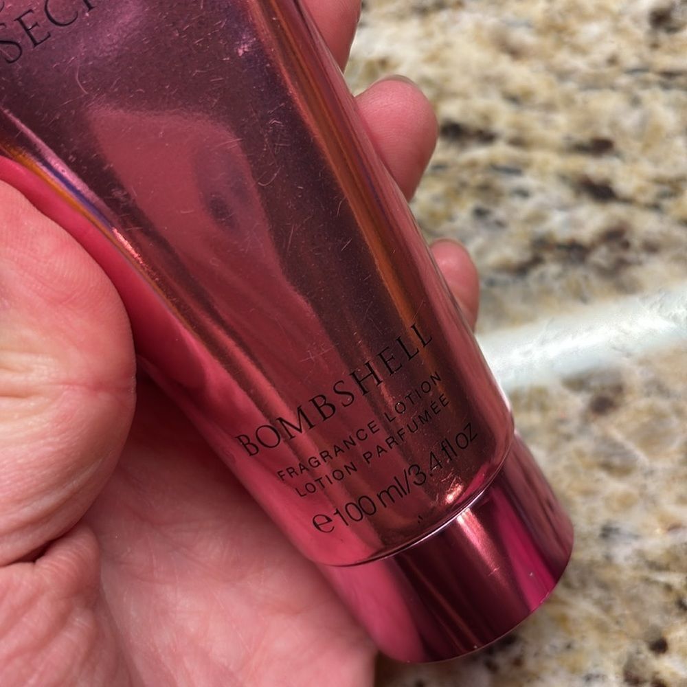 Victoria Secrets Bombshell lotion - Picture 6 of 7